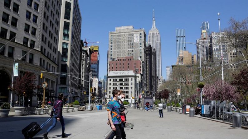 Paseo turístico por el Empire State Building en el barrio de Madison Square de Nueva York, Nueva York, EE.UU., 19 de abril de 2020. EFE/EPA/JASON SZENES
