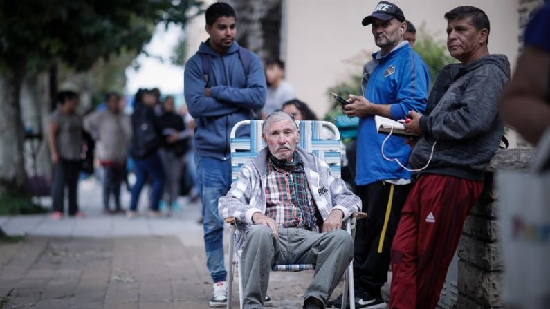 Adultos mayores esperan en fila para poder cobrar su jubilación en un Banco de San Justo, en la provincia de Buenos Aires (Argentina). EFE/ Juan Ignacio Roncoroni/Archivo

