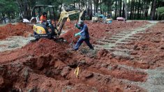 Excavadoras cavan tumbas en Brasil a la espera del temido pico de la pandemia