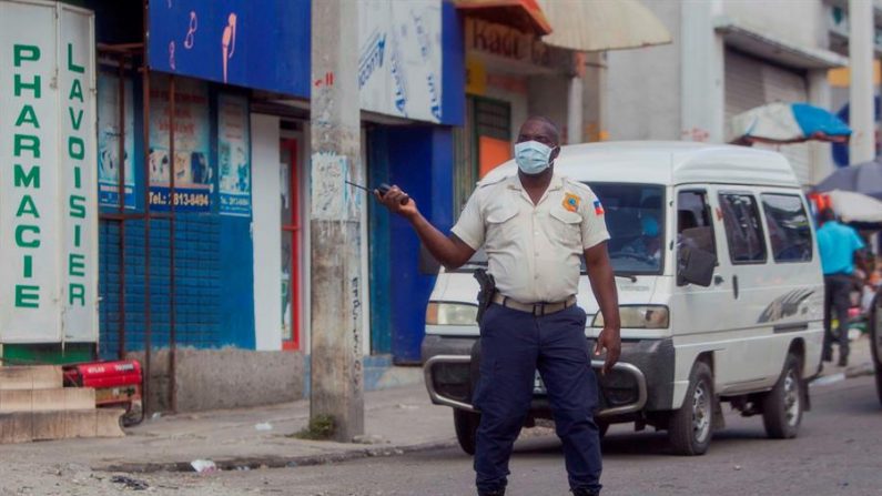 Una autoridad en la capital haitiana durante las medidas impuestas por las autoridades para frenar la expansión del COVID-19, en un contexto marcado por el aumento de los casos de personas infectadas en el país. EFE/Jean Marc Hervé Abelard/Archivo
