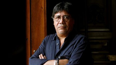 Escritor chileno Luis Sepúlveda muere por COVID-19 en España a los 70 años