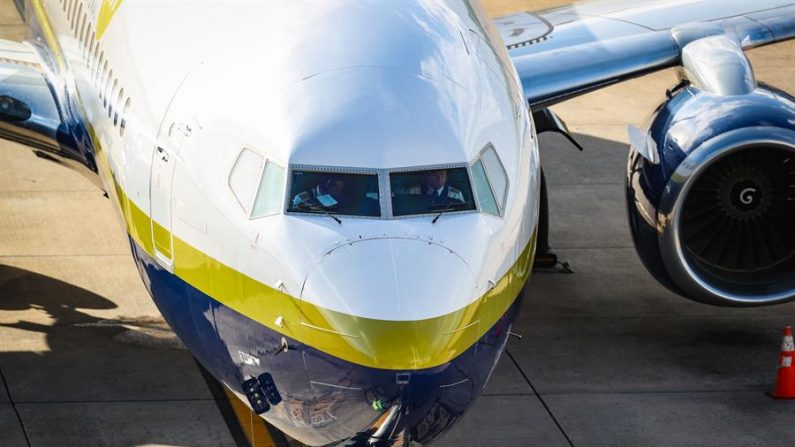 MONTEVIDEO (URUGUAY), 15/04/2020. Fotografía del avión que repatriará hacia Estados Unidos a pasajeros del crucero Greg Mortimer, del aeropuerto de Carrasco, ubicado en las afueras de Montevideo (Uruguay). Uruguay culminó este miércoles su último "corredor humanitario" con la repatriación a Estados Unidos de los 14 pasajeros que quedaban en el buque Greg Mortimer, afectado por COVID-19 y anclado a 20 kilómetros del puerto de Montevideo, y de una británica internada en un hospital montevideano. EFE/Federico Anfitti
