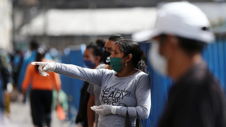 Una persona con mascarilla el 10 de abril de 2020 en el mercado de San Roque, uno de los mas grandes de Quito (Ecuador). EFE/José Jácome