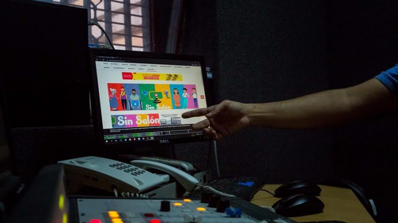 Fotografía del 15 de abril del 2020 donde se observa equipo de la estación de radio "Fe y Alegría", en Caracas (Venezuela). A Suheli Sama y su hija Sofía, de 9 años, a veces les dan las 4:00 de la mañana haciendo las tareas del colegio que los maestros mandan por WhatsApp desde que se suspendieron las clases presenciales por el COVID-19 en Venezuela. La conexión a Internet es tan deficiente y la electricidad tan inestable, que deben elegir las horas de menos saturación. EFE/ MIGUEL GUTIERREZ