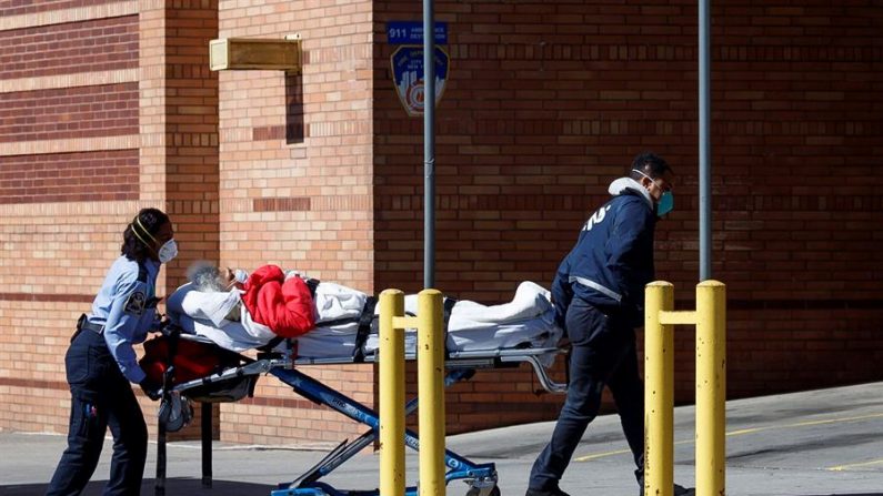 Los paramédicos llevan a un paciente a la entrada de la sala de emergencias del Centro Médico Wyckoff Heights, en Brooklyn (Nueva York, EE.UU.). EFE/Justin Lane
