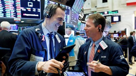 Wall Street sube y Dow llega a 800 puntos por acercamiento a pico del virus del PCCh