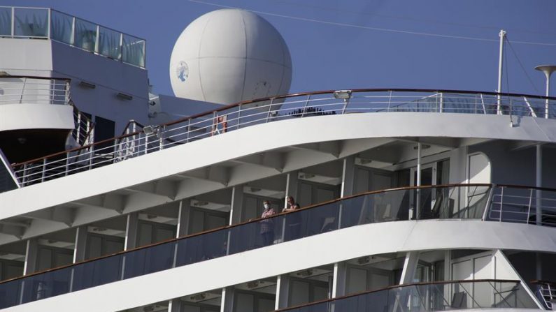 Fotografía tomada el pasado 27 de marzo en la que se registró un sector del crucero Zandaam, que había partido veinte días antes desde el puerto de Buenos Aires con 1.243 pasajeros y 586 tripulantes para realizar una travesía que incluía las islas Malvinas y el sur de Chile, por lo que estaba en el mar cuando el virus del PCCh comenzó a impactar con fuerza en el continente americano. EFE/Carlos Lemos/Archivo
