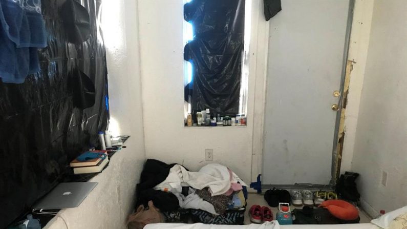 Fotografía personal cedida por Jonatan López donde aparece el estado de una casa en obras donde permanecen varados cuatro argentinos, en el barrio haitiano de Miami, Florida (EE.UU). EFE/Jonatan López
