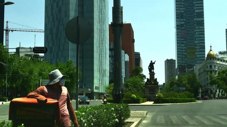 CIUDAD DE MÉXICO (MÉXICO), 10/04/2020.- Un hombre con tapabocas observa este viernes una avenida poco transitada en Ciudad de México (México).  EFE/Jorge Núñez
