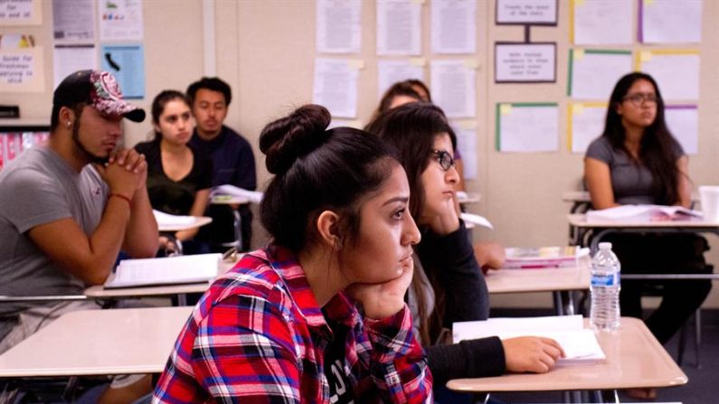 Vista de varios estudiantes mientras atienden a una clase sobre diversidad étnica en Estados Unidos. EFE/Felipe Chacón/Archivo
