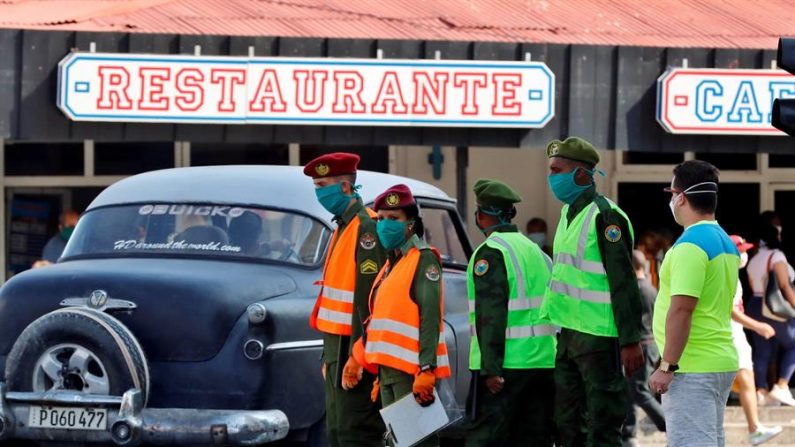 Sección del céntrico barrio del Vedado, en La Habana, Cuba, quedará aislada a partir de debido al número de contagios del virus del PCCh que acumula, informaron el 2 de abril de 2020 medios estatales. EFE/ Ernesto Mastrascusa