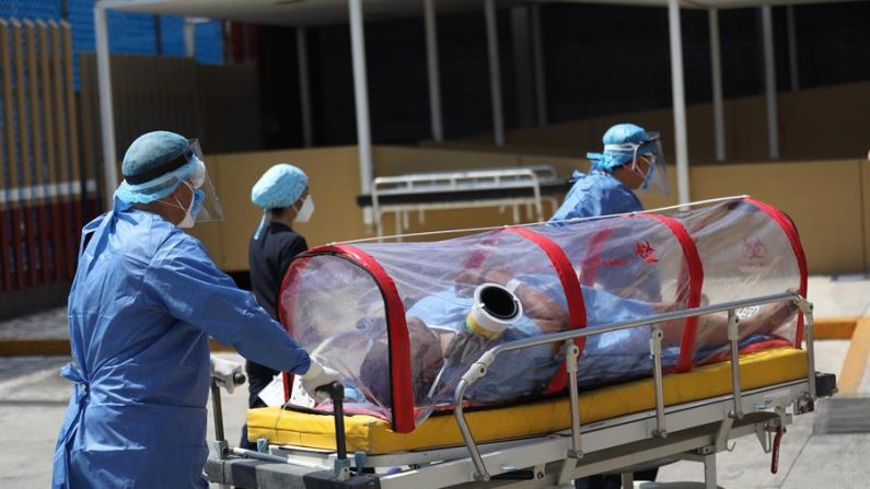 Médicos trasladan a un paciente para su atención por COVID-19,  en el Hospital General de Ciudad de México (México). EFE/Sáshenka Gutiérrez
