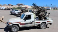 Libia anuncia primera muerte por el virus del PCCh en medio de intensos combates
