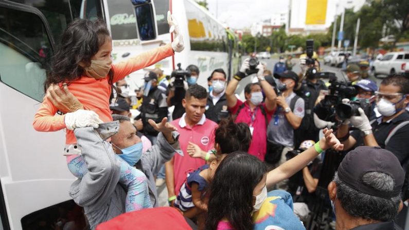 Un grupo de migrantes venezolanos fue registrado antes de abordar uno de los diez buses que los trasladará desde Cali (suroccidente de Colombia) hasta Cúcuta (frontera noroccidental de Colombia con Venezuela). EFE/Ernesto Guzmán Jr
