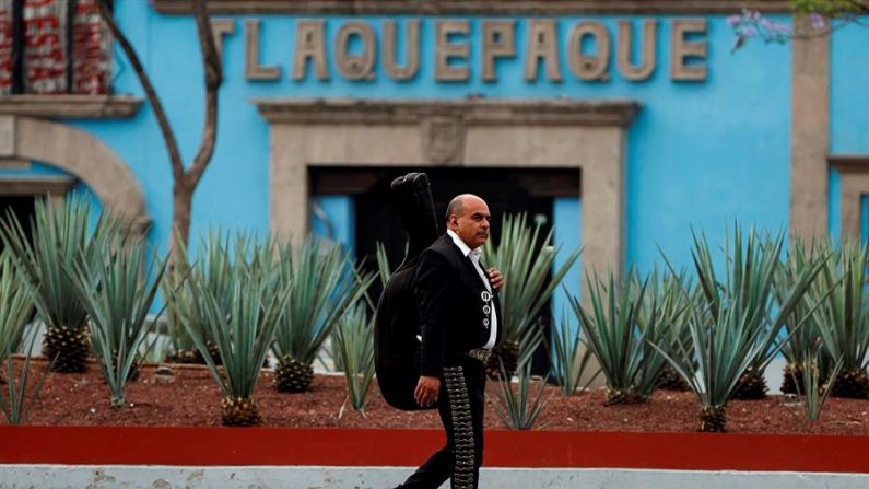 Un músico mariachi aguarda por trabajo este viernes, durante la contingencia de Covid-19 en la Plaza Garibaldi de la Ciudad de México (México). EFE/José Méndez
