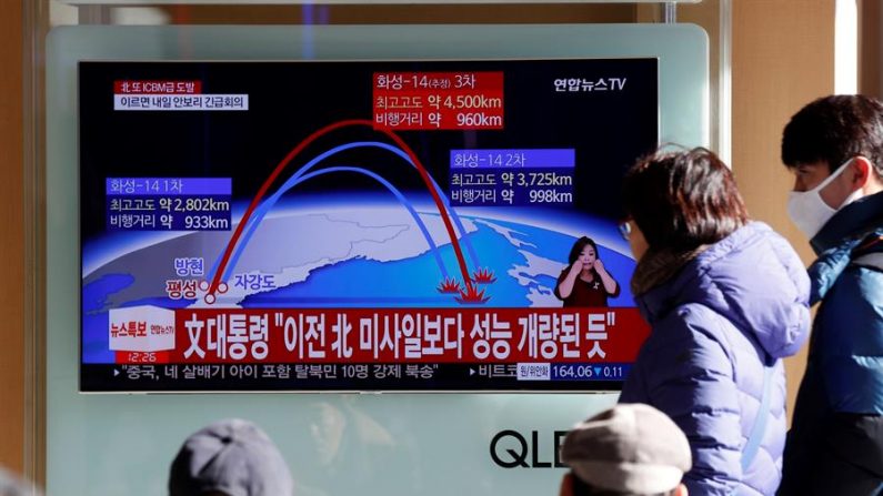 Surcoreanos ven un reportaje televisivo sobre el lanzamiento de misiles de Corea del Norte.EFE/KIM HEE-CHUL/Archivo