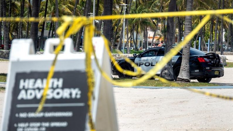 Un coche de la policía de Miami Beach aparcado cerca de una entrada de playa cerrada en South Beach, Florida, EE.UU., 20 de abril de 2020. . EFE/Cristóbal Herrera

