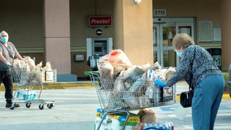 Las personas mayores llevan sus carritos de compras en el estacionamiento del Supermercado Publix en Miami, Florida, EE.UU., 21 de abril de 2020. EFE/EPA/CRISTOBAL HERRERA
