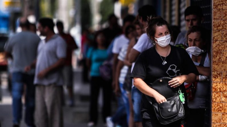 Según el parte matutino del Ministerio de Salud del 13 de abril de 2020, en Argentina hay 2208 casos positivos del virus del PCCh, de los cuales 95 han fallecido. EFE/Juan Ignacio Roncoroni/Archivo