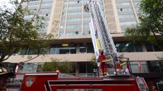 Familia se despide de su abuelo moribundo desde la ventana de un cuarto piso con la ayuda de bomberos