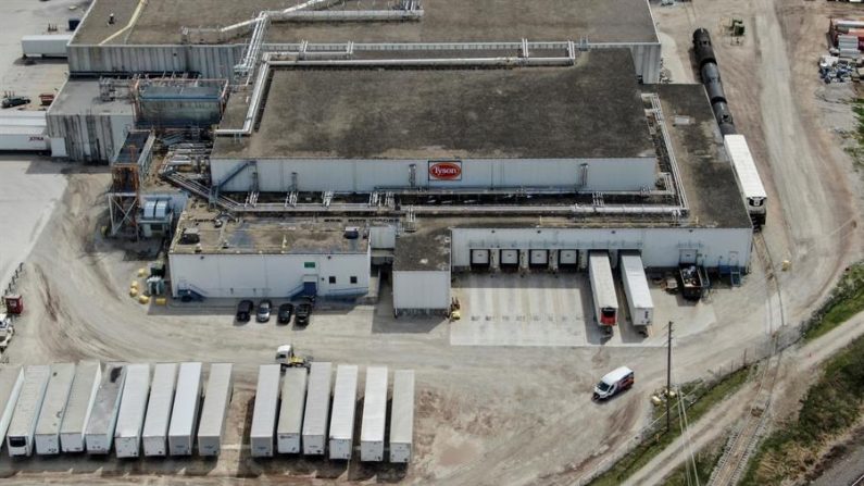 Una fotografía aérea hecha con un dron muestra la planta de procesamiento de carne Tyson Foods en Joslin, Illinois, EE.UU., el 16 de abril de 2020. (EFE/EPA/TANNEN MAURY)
