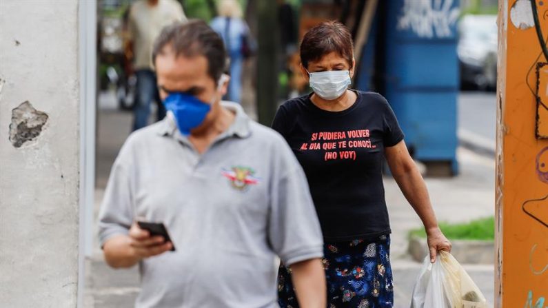 La cifra de contagios aumentó desde la víspera en 4.613, lo que según el boletín de situación del Ministerio de Salud indica que la curva sigue en un "fuerte ascenso" y refuerza la proyección de que el pico de la pandemia se alcanzará entre los próximos mayo y junio. EFE/Archivo
