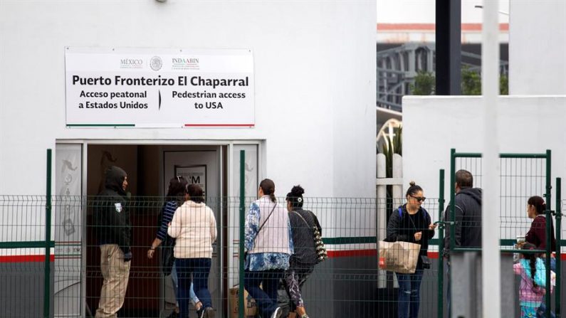 Un grupo de migrantes llega a solicitar la visa humanitaria en la oficina fronteriza estadounidense de El Chaparral, en la frontera de la ciudad de Tijuana, en el estado de Baja California, con Estados Unidos. EFE/Alonso Rochin/Archivo
