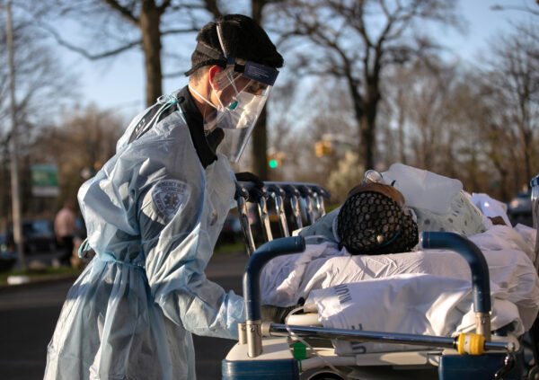 Un paramédico atiende a un paciente con COVID-19 que llega al Centro Médico Montefiore del Campus de Wakefield en el distrito del Bronx de la ciudad de Nueva York el 6 de abril de 2020. (John Moore/Getty Images)