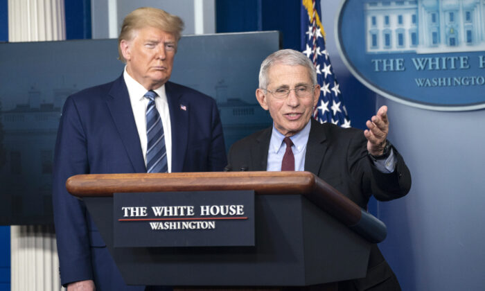 Anthony Fauci, director del Instituto Nacional de Alergia y Enfermedades Infecciosas, habla junto con el presidente Donald Trump en una reunión informativa para la prensa con los miembros del Grupo de Trabajo sobre el Coronavirus de la Casa Blanca en Washington, el 5 de abril de 2020. (Sarah Silbiger/Getty Images)