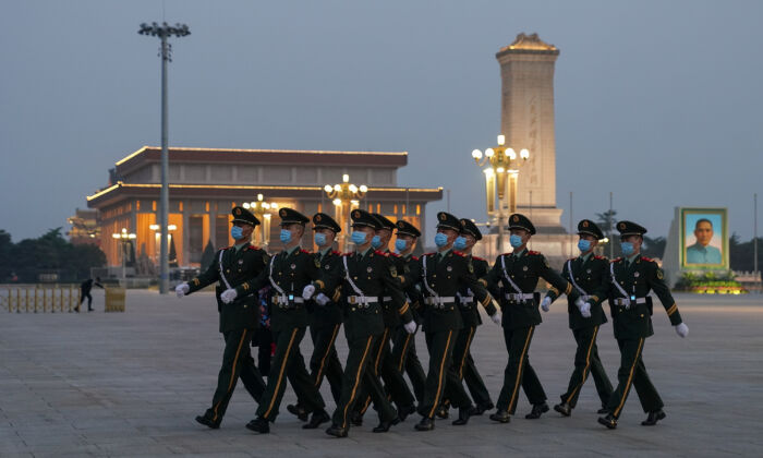 Soldados militares chinos marchan en la Plaza Tiananmen de Beijing, China, el 28 de abril de 2020. (Lintao Zhang/Getty Images)