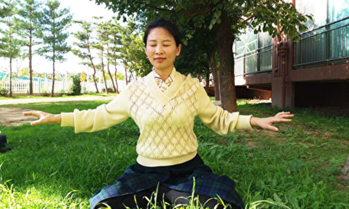 Nie Lan practicando la quinta serie de ejercicios de Falun Dafa. (Cortesía de Nie Lan)
