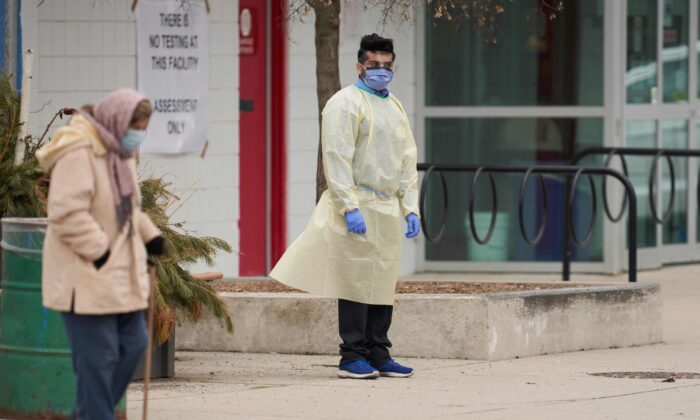 Una anciana espera afuera del centro de evaluación COVID-19 en Londres, Ontario, el 17 de marzo de 2020. (Geoff Robins/AFP vía Getty Images)