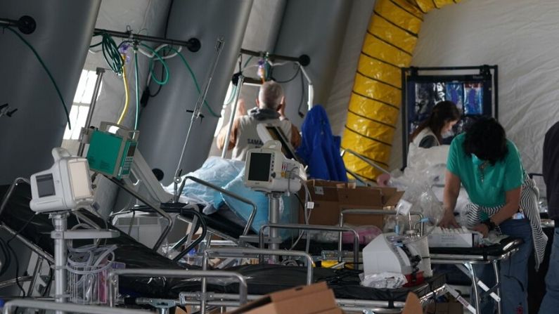 Los suministros médicos y las camas se ven dentro de una tienda de campaña en Central Park, frente al Hospital Mt. Sinai, el 30 de marzo de 2020 en Nueva York. (BRYAN R. SMITH/AFP vía Getty Images)