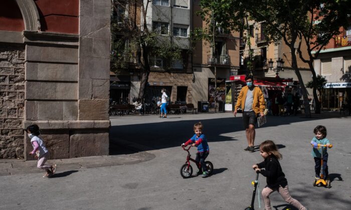 Los niños juegan en la Plaça de la Vila de Gracia en Barcelona, España, el 26 de abril de 2020. (David Ramos/Getty Images)