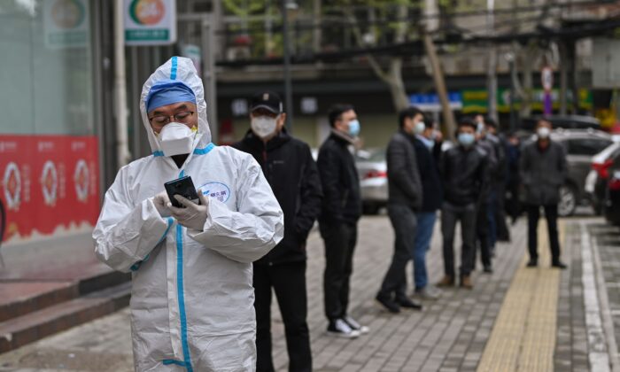 Personas esperan para realizarse la prueba del virus del PCCh en Wuhan, la provincia central de Hubei en China, el 30 de marzo de 2020. (Hector Retamal/AFP vía Getty Images)
