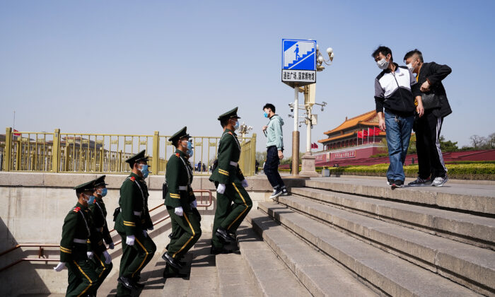 Miembros de la Policía Armada del Pueblo Chino llevan una máscara protectora durante una marcha por la Plaza de Tiananmen durante un luto nacional en Beijing, China, el 4 de abril de 2020. (Lintao Zhang/Getty Images)