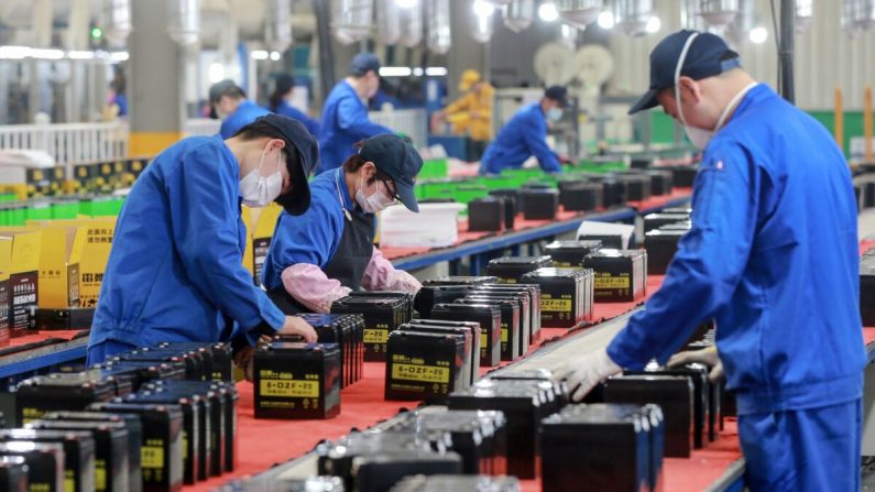 Empleados trabajando en una línea de producción de baterías en una fábrica en Huaibei, en la provincia oriental china de Anhui, el 30 de marzo de 2020. (STR/AFP a través de Getty Images)