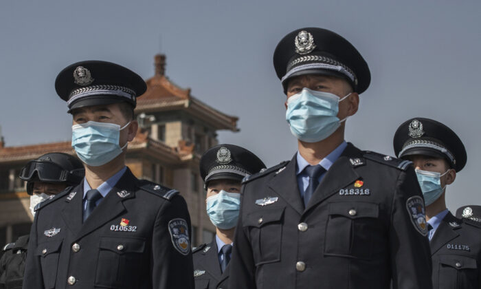 Oficiales de policía chinos usan máscaras protectoras en la estación de trenes de Beijing, China, el 4 de abril de 2020. (Kevin Frayer/Getty Images)