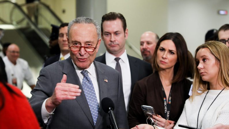 El líder de la minoría del Senado, Chuck Schumer (DN.Y.) habla a los medios en el Capitolio en Washington el 27 de enero de 2020. (Charlotte Cuthbertson / The Epoch Times)
