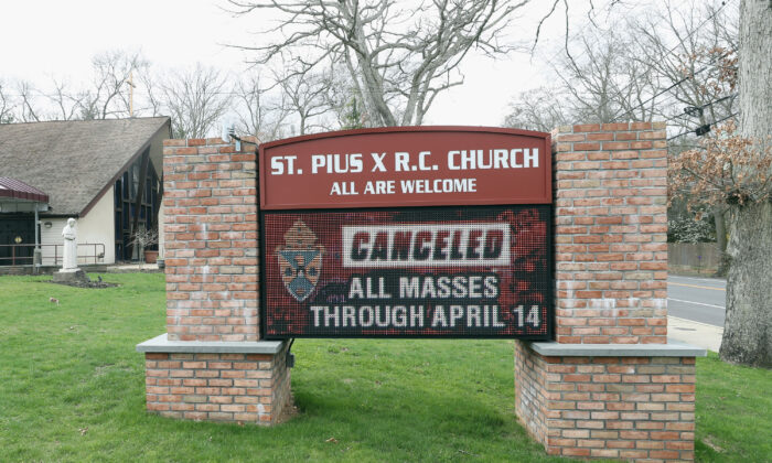 Una pantalla frente a la iglesia San Pío X R.C., el 10 de abril de 2020, muestra un mensaje de que todas las misas, hasta el 14 de abril, se cancelan en Plainview, Nueva York. (Bruce Bennett/Getty Images)