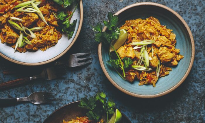 Pollo y arroz al curry con coco. (Lizzie Mayson)
