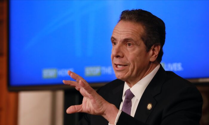 El gobernador de Nueva York Andrew Cuomo da una conferencia de prensa sobre la crisis del coronavirus en Albany, Nueva York, el 17 de abril de 2020. (Matthew Cavanaugh/Getty Images)