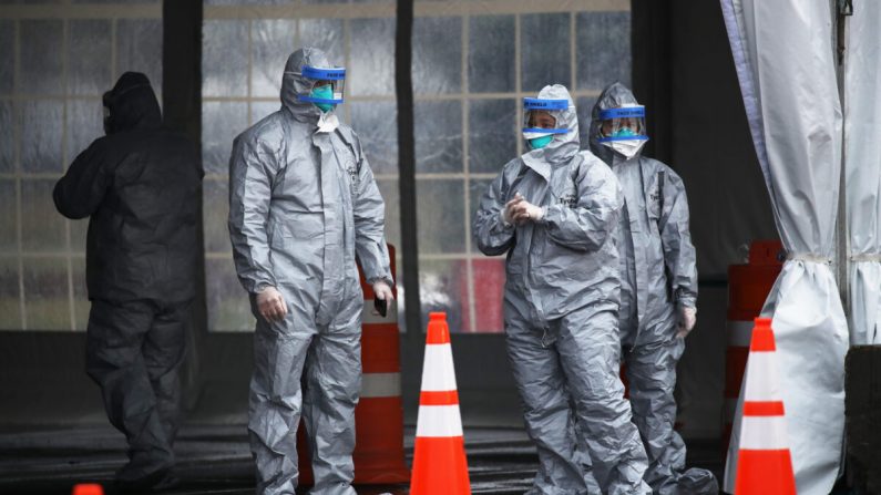 Los trabajadores con equipo de protección operan un centro móvil de pruebas de COVID-19 en New Rochelle, Nueva York, el 13 de marzo de 2020. (Spencer Platt/Getty Images)