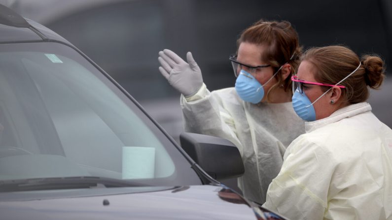Las enfermeras examinan a los pacientes para la prueba del virus COVID-19 en un lugar de autoservicio en las afueras del Hospital Medstar St. Mary en Leonardtown, Maryland el 17 de marzo de 2020. (Win McNamee/Getty Images)