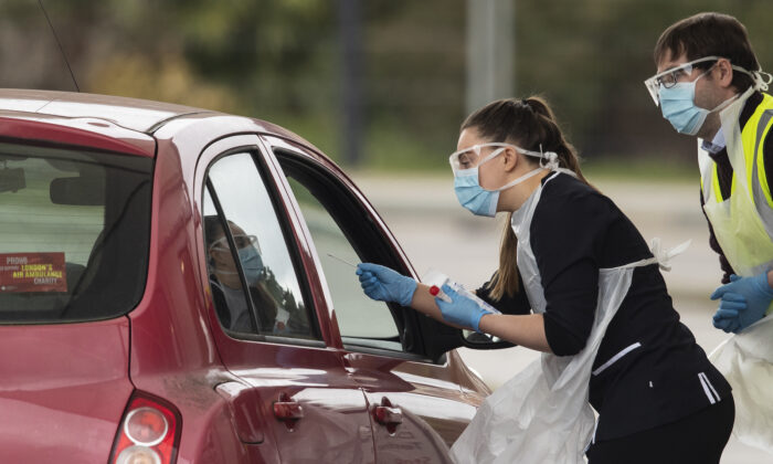 Una enfermera toma un hisopo en una estación de pruebas Covid-19 para el personal del NHS el 30 de marzo de 2020 en Chessington, Reino Unido. La pandemia del virus de la Corona (COVID-19) se ha extendido a muchos países de todo el mundo, cobrándose más de 30,000 vidas e infectando a cientos de miles más. (Foto de Dan Kitwood/Getty Images)