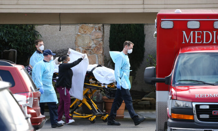 Un paciente es trasladado en una ambulancia en el Centro de Atención de Vida en Kirkland, Washington, el 7 de marzo de 2020. (Karen Ducey/Getty Images)