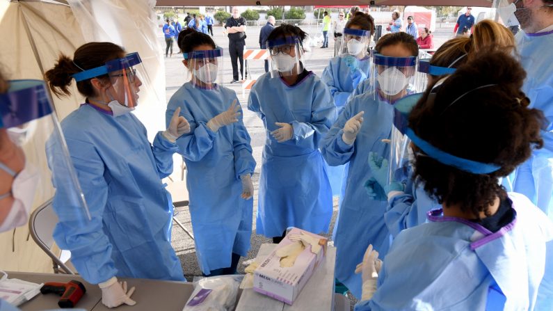 El personal médico de la Universidad de Touro Nevada se prepara para realizar exámenes en un refugio temporal para personas sin hogar en un aparcamiento del Cashman Center en Las Vegas, Nevada, el 28 de marzo de 2020 (Getty Images | Ethan Miller)