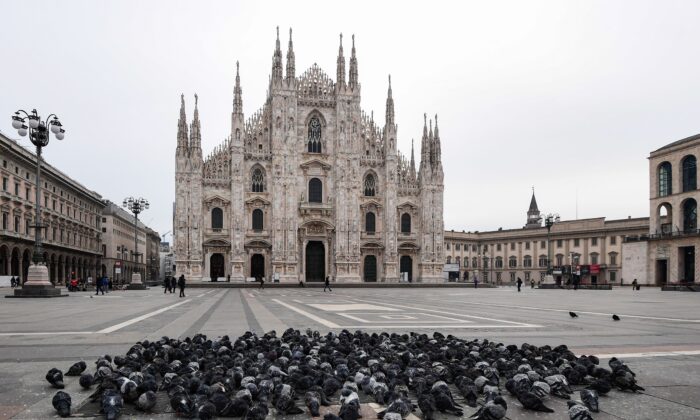 Las palomas se reúnen en la Piazza del Duomo junto a la catedral de Milán el 10 de marzo de 2020. (Miguel Medina/AFP vía Getty Images)
