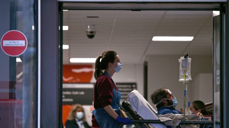 Una trabajadora sanitaria traslada a un paciente en una camilla dentro del Hospital St. Thomas en el norte de Londres, Reino Unido, el 1 de abril de 2020. (Daniel Leal-Olivas/AFP vía Getty Images)