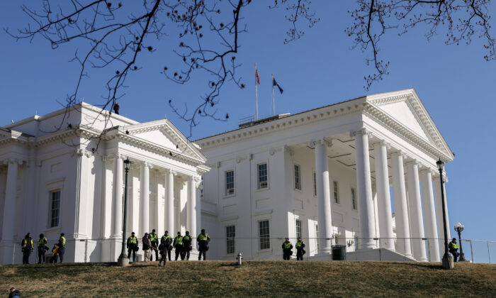 La Policía Estatal de Virginia hace guardia después de que defensores de los derechos de las armas participaran en un mitin en el Capitolio Estatal de Virginia en Richmond, Virginia, el 20 de enero de 2020. (Samira Bouaou/The Epoch Times)